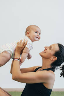 Junge Mutter und Baby bei der Yogaübung - MPPF00283