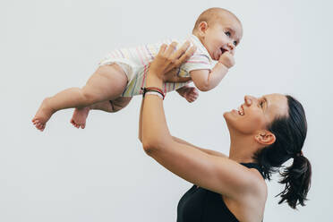 Young mother and baby during mother child gymnastics - MPPF00284