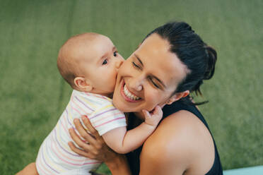 Junge Mutter und Baby bei Yoga-Übung, Kuss - MPPF00285