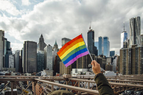 Schwulenflagge mit New York im Hintergrund, USA, lizenzfreies Stockfoto