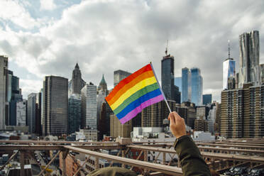 Schwulenflagge mit New York im Hintergrund, USA - CJMF00170