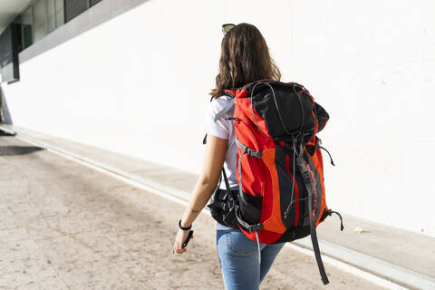 Junge Rucksacktouristin in der Stadt, Verona, Italien, lizenzfreies Stockfoto