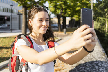 Young female backpacker taking a selfie in the city, Verona, Italy - GIOF07870