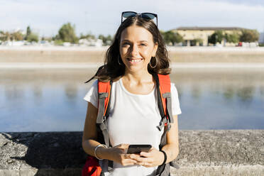 Junge Rucksacktouristin mit Smartphone in der Stadt, Verona, Italien - GIOF07872