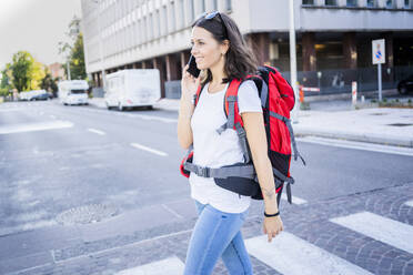 Young female backpacker using smartphone in the city, Verona, Italy - GIOF07878