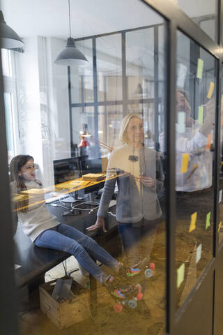 Geschäftsmann und Geschäftsfrau mit Mädchen mit Rollschuhen im Büro, lizenzfreies Stockfoto