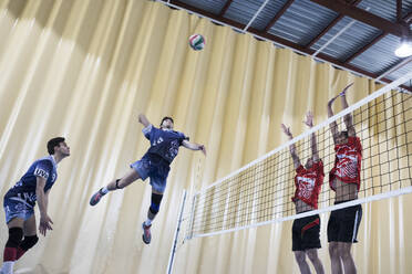 Mann springt während eines Volleyballspiels - ABZF02832