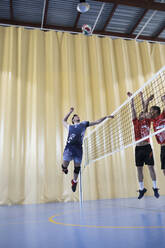 Mann springt während eines Volleyballspiels - ABZF02833