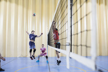 Mann springt während eines Volleyballspiels - ABZF02834