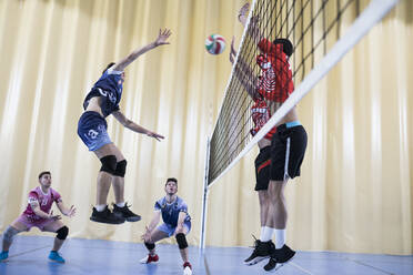 Mann springt während eines Volleyballspiels - ABZF02835