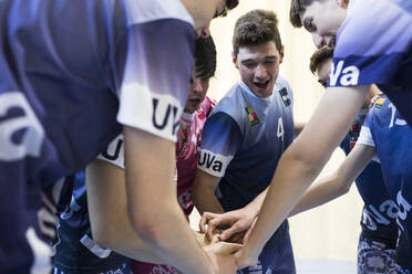 Volleyball team cheering before a volleyball match - ABZF02848