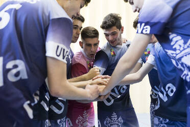 Volleyballmannschaft jubelt vor einem Volleyballspiel - ABZF02849