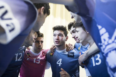 Volleyballteam bei der Vorbereitung der Spielstrategie vor einem Volleyballspiel - ABZF02850