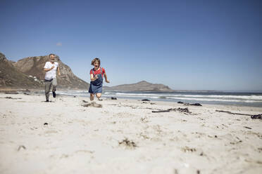 Vater und Tochter haben gemeinsam Spaß am Strand, Kapstadt, Westkap, Südafrika - MCF00368