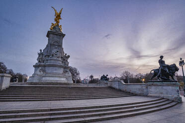 UK, England, London, Tiefblick auf das Victoria Memorial in der Morgendämmerung - LOMF00909