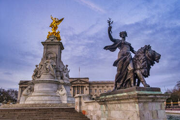 UK, England, London, Tiefblick auf das Victoria Memorial in der Morgendämmerung - LOMF00912