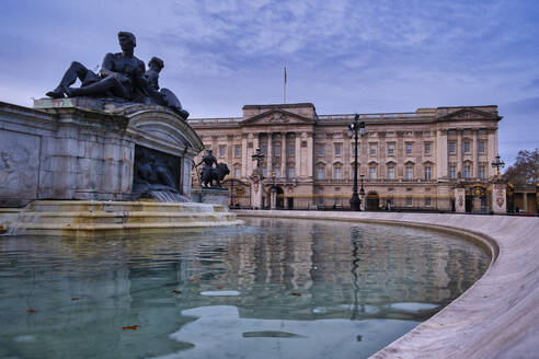 UK, England, London, Victoria Memorial fountain in front of Buckingham Palace at dawn - LOMF00913