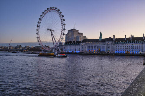 Großbritannien, England, London, London Eye und Gebäude am Wasser in der Morgendämmerung - LOMF00914