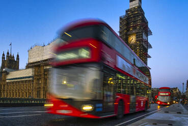 UK, England, London, Doppeldeckerbus fährt in der Morgendämmerung am Palace of Westminster vorbei - LOMF00915