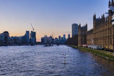 UK, England, London, Themse vor dem Palast von Westminster in der Morgendämmerung - LOMF00916
