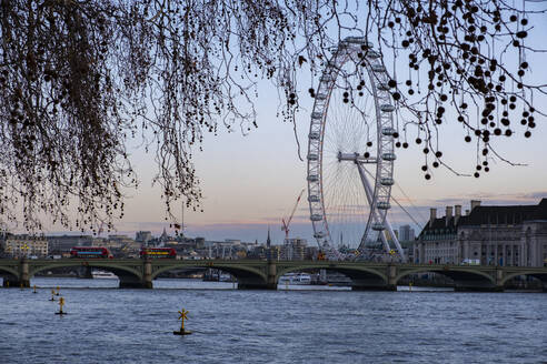 UK, England, London, Westminster Bridge und London Eye in der Morgendämmerung - LOMF00919