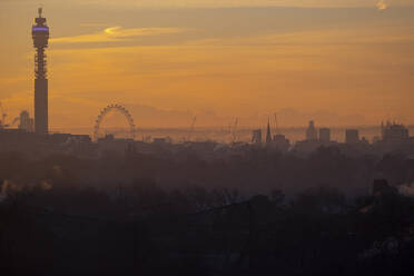 UK, England, London, Silhouetten von BT Tower, London Eye und umliegenden Gebäuden bei orangefarbenem Sonnenaufgang - LOMF00924