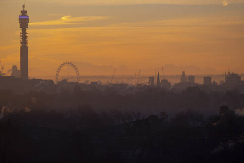 UK, England, London, Silhouetten von BT Tower, London Eye und umliegenden Gebäuden bei orangefarbenem Sonnenaufgang - LOMF00924