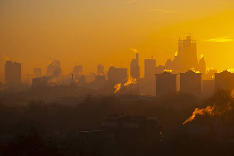UK, England, London, Skyline der Stadt bei stimmungsvollem Sonnenaufgang, lizenzfreies Stockfoto