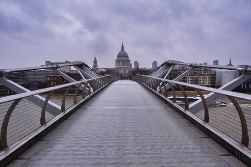 UK, England, London, Abnehmende Perspektive der Millennium Bridge mit der Saint Pauls Cathedral im Hintergrund - LOMF00928