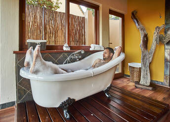 Mann nimmt ein entspannendes Bad in der Badewanne - VEGF00823