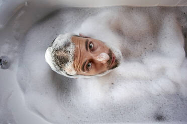 Mann nimmt ein entspannendes Bad in der Badewanne - VEGF00831