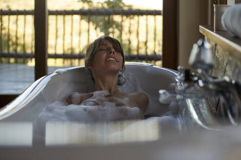 Frau nimmt ein entspannendes Bad in der Badewanne - VEGF00836