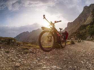 Italien, Trentino, Pasubio-Massiv, Vizentiner Alpen, Strada degli Eroi und Strada degli Scarubbi, Elektro-Mountainbike mit Kamera auf Bergstraße - LAF02414