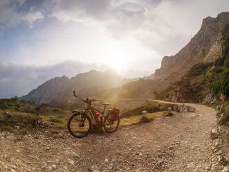 Italien, Trentino, Pasubio-Massiv, Vizentiner Alpen, Strada degli Eroi und Strada degli Scarubbi, Elektro-Mountainbike mit Kamera auf Bergstraße - LAF02415