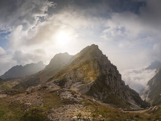 Italien, Trentino, Pasubio-Massiv, Vizentiner Alpen, Strada degli Eroi und Strada degli Scarubbi mit Schild Rifugio Papa - LAF02416