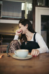 Lachende Frau in einem Kaffeehaus - MTBF00210