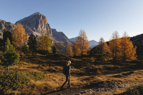 Wanderin beim Wandern in den Dolomiten, Cortina, Italien - MRAF00425