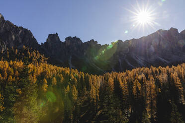 Herbstliche Berglandschaft im Sonnenlicht, Dolomiten, Cortina, Italien - MRAF00430