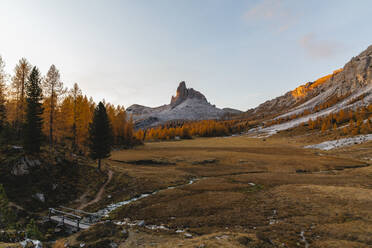 Herbstliche Berglandschaft im Morgenlicht, Dolomiten, Cortina, Italien - MRAF00437