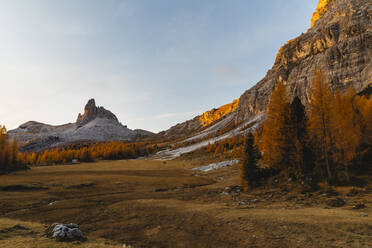 Herbstliche Berglandschaft im Morgenlicht, Dolomiten, Cortina, Italien - MRAF00438