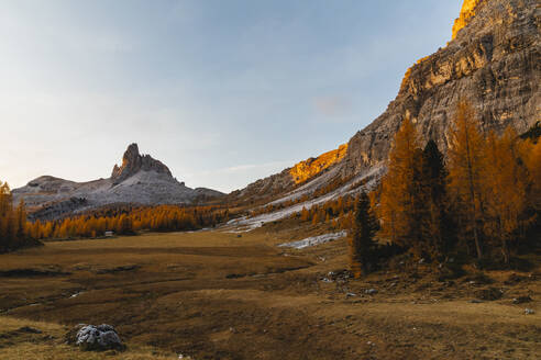 Herbstliche Berglandschaft im Morgenlicht, Dolomiten, Cortina, Italien - MRAF00438