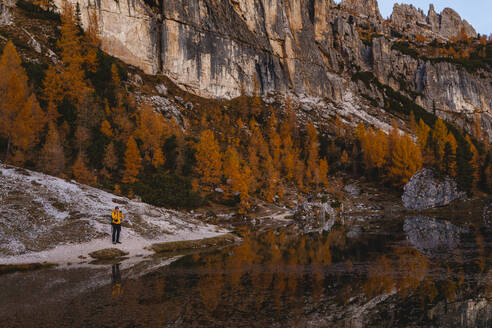Wanderer beim Fotografieren des Bergsees, Dolomiten, Cortina, Italien - MRAF00439