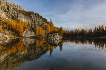 Herbstliche Berglandschaft, die sich im See spiegelt, Dolomiten, Cortina, Italien - MRAF00445