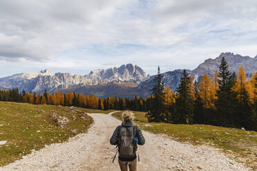 Rückansicht einer Wanderin beim Wandern in den Dolomiten, Cortina, Italien - MRAF00451