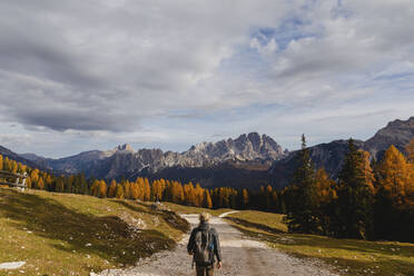 Wanderin beim Wandern in den Dolomiten, Cortina, Italien - MRAF00452