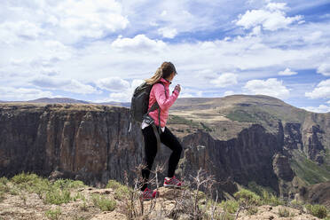 Frau beim Wandern in den Bergen, Maletsunyane Falls, Lesotho - VEGF00839