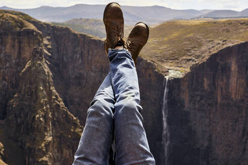 Tiefschnitt eines Mannes mit Beinen in den Bergen, Maletsunyane Falls, Lesotho - VEGF00844