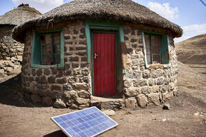 Typisches Haus mit Sonnenkollektor, Lesotho, Afrika - VEGF00847