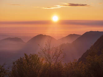 Sonnenuntergang in Recoaro Terme, Venetien, Italien - LAF02419