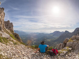 Wanderer mit Blick auf die Aussicht in den Bergen, Recoaro Terme, Veneto, Italien - LAF02423